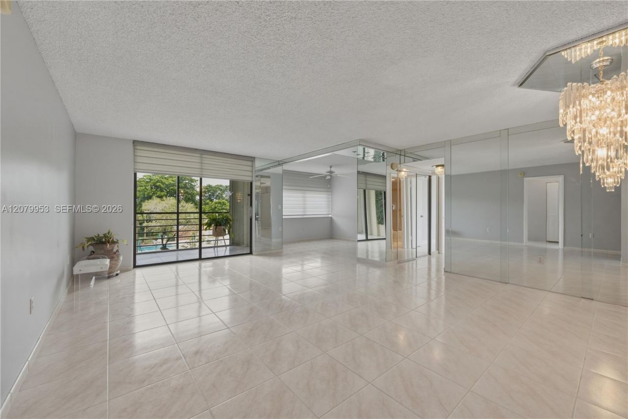 900 Saint Charles Pl, Unit 310, Pembroke Pines, FL 33026 Photo