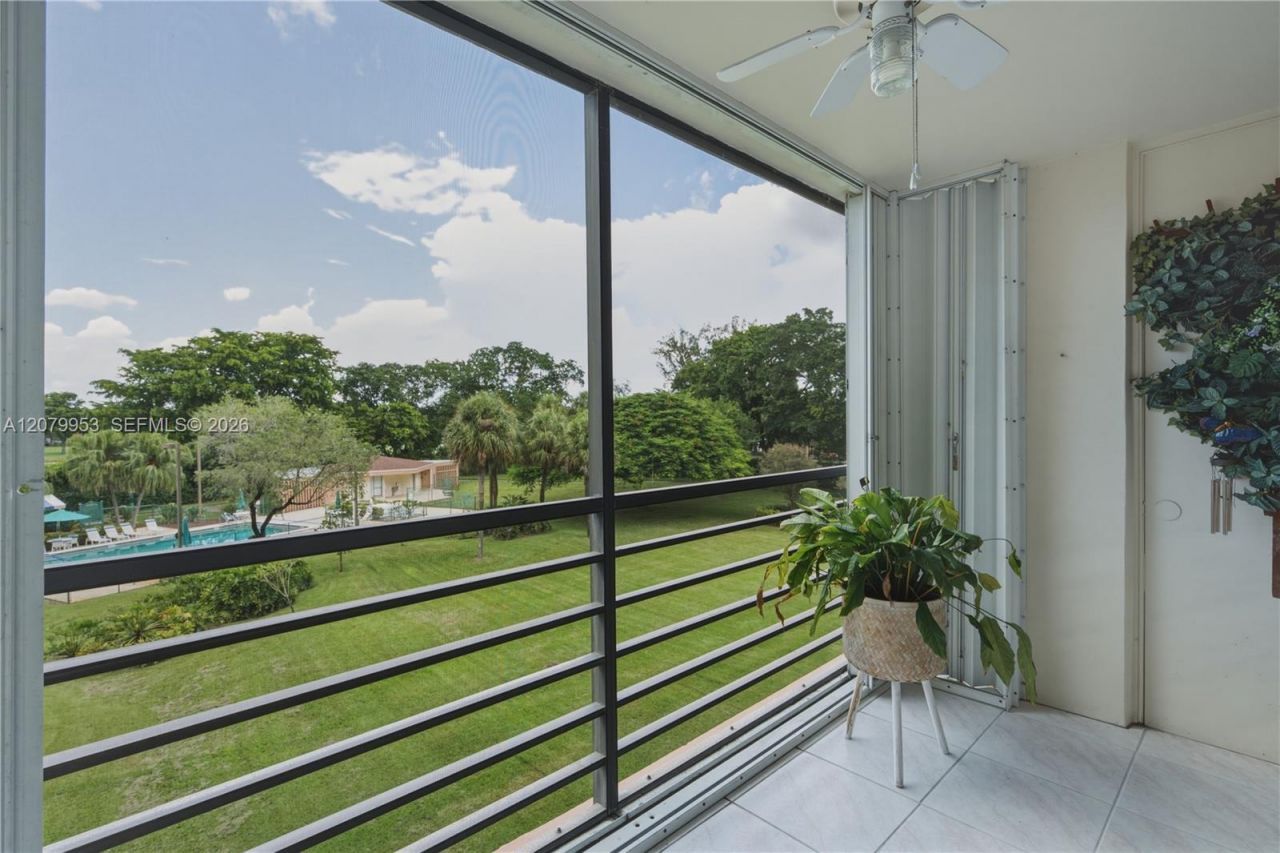 900 Saint Charles Pl , Unit 310, Pembroke Pines, FL 33026 Photo