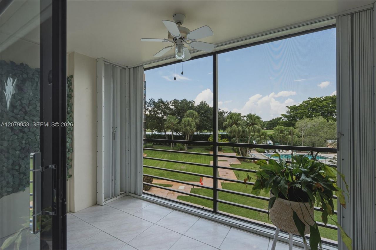 900 Saint Charles Pl , Unit 310, Pembroke Pines, FL 33026 Photo