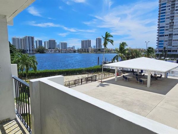 2780 NE 183rd St, Unit 212, Aventura, FL 33160
