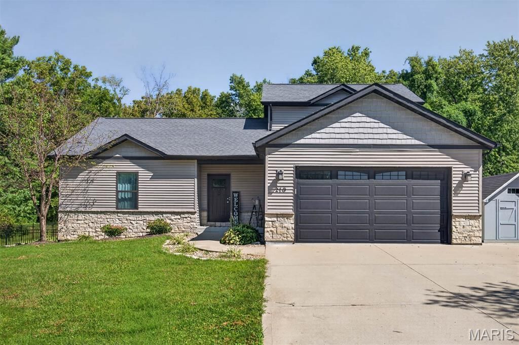 210 Montgomery Street, Troy, IL 62294 Main Photo
