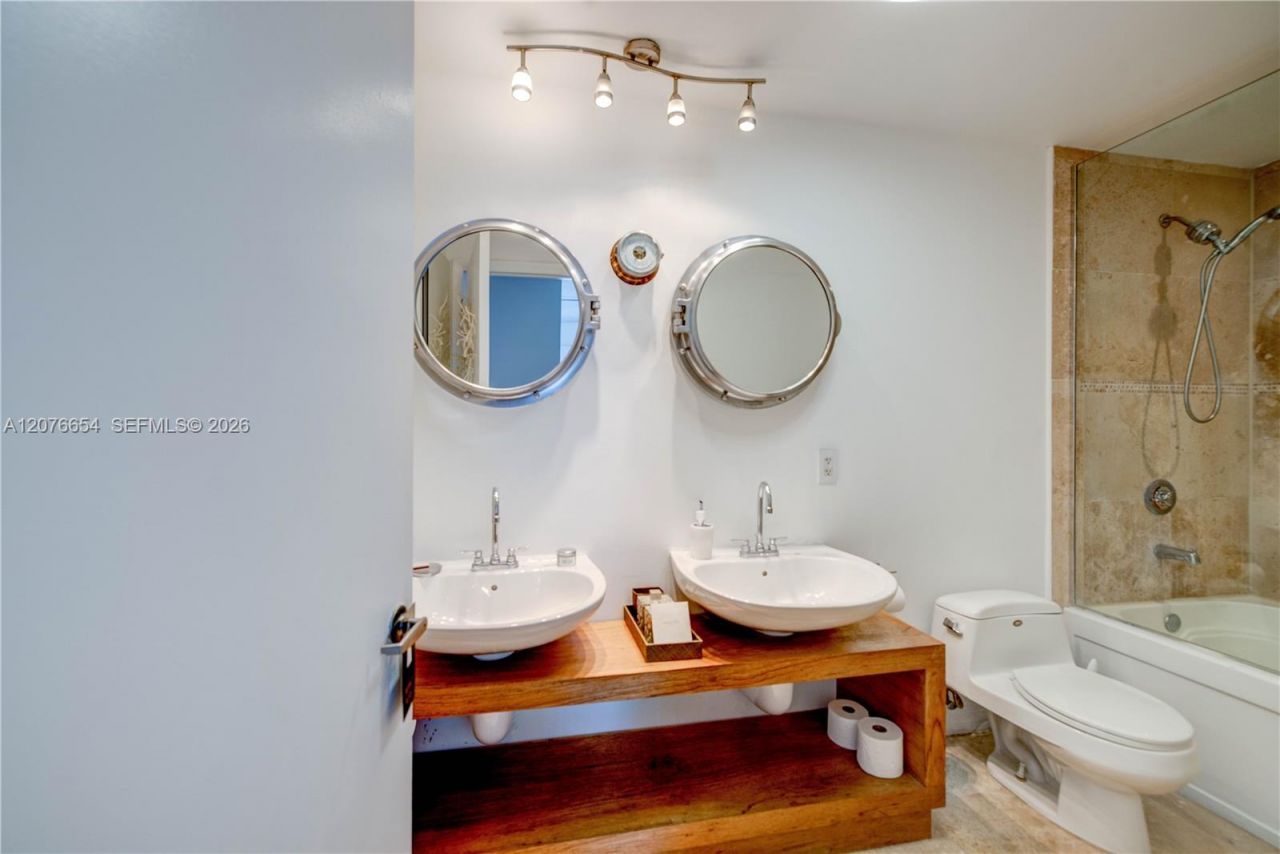 10 SW South River Dr , Unit PHII08, Miami, FL 33130 Photo