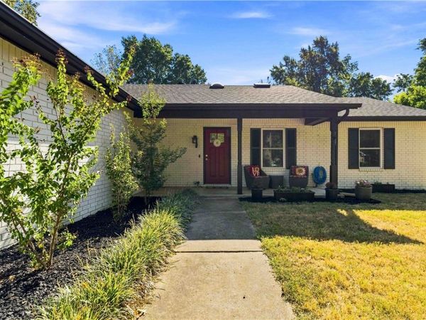 308 E Village Drive , Fayetteville, AR 72703