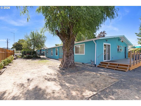136 SISTERS LN, Roseburg, OR 97471