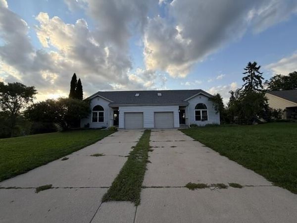 885 S Imperial DRIVE, Unit 889, Hartland, WI 53029