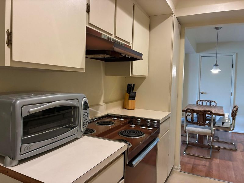 892 Chatham Lane , Unit W, Columbus, OH 43221 Photo 11