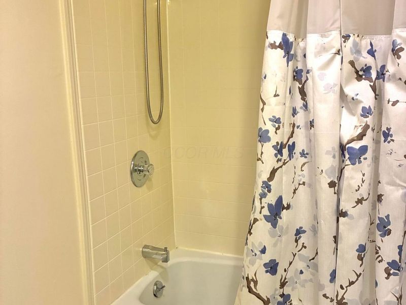 892 Chatham Lane , Unit W, Columbus, OH 43221 Photo 19