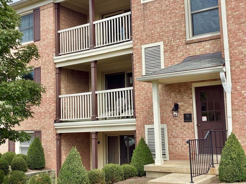 892 Chatham Lane , Unit W, Columbus, OH 43221 Photo 2