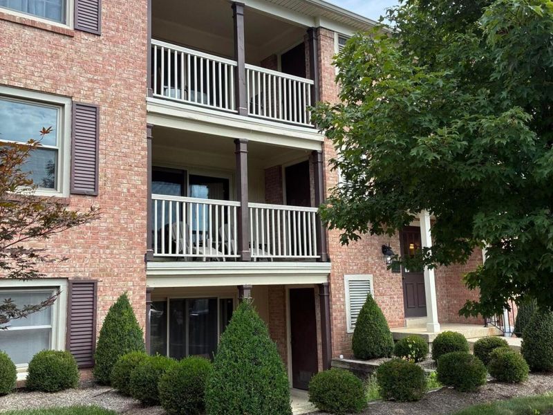 892 Chatham Lane , Unit W, Columbus, OH 43221 Photo 3