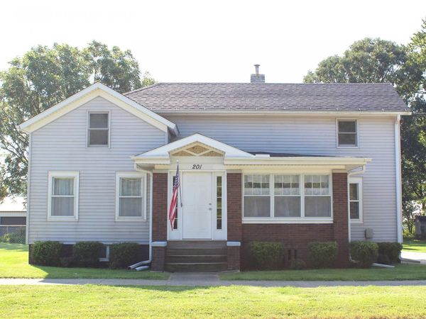 201 N STATION Street, Altona, IL 61414