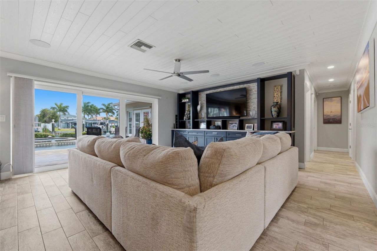 137 12th Street E, Tierra Verde, FL 33715 Photo