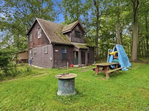 9759 Redwing Street , Angola, NY 14006