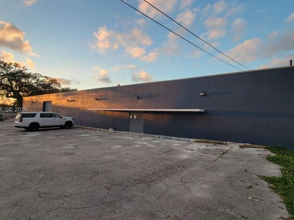 1871 NW North River Dr , Miami, FL 33125