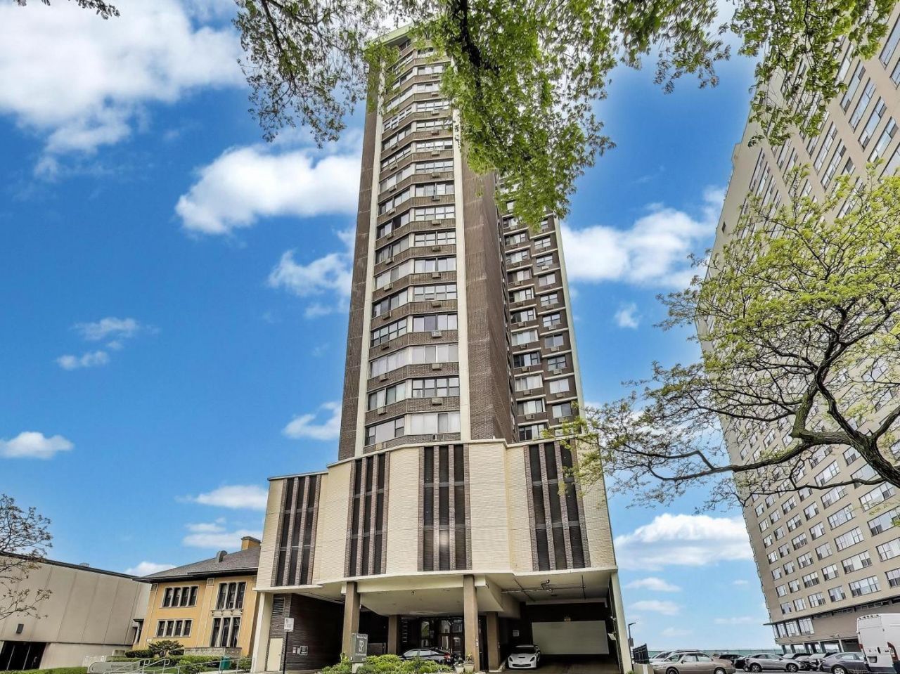 6325 N Sheridan Road, Unit 2106, Chicago, IL 60660 Main Photo