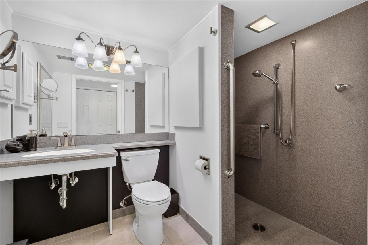 101 N Grandview Street, Unit 412, Mount Dora, FL 32757 Photo