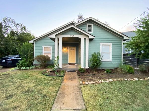 1704 S College ST , Georgetown, TX 78626