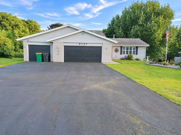 6727 Sawmill Drive, Roscoe, IL 61073