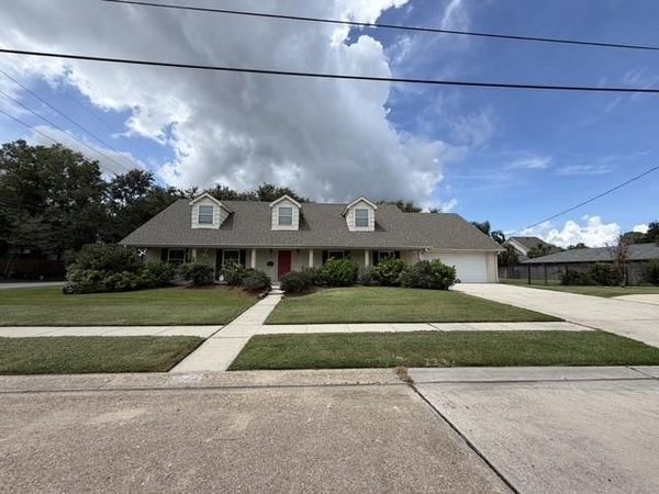 3800 METAIRIE Court, Metairie, LA 70002