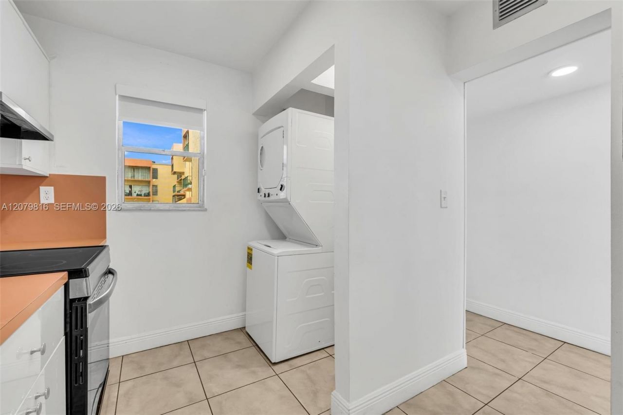 1975 W 44th Pl , Unit A302, Hialeah, FL 33012 Photo