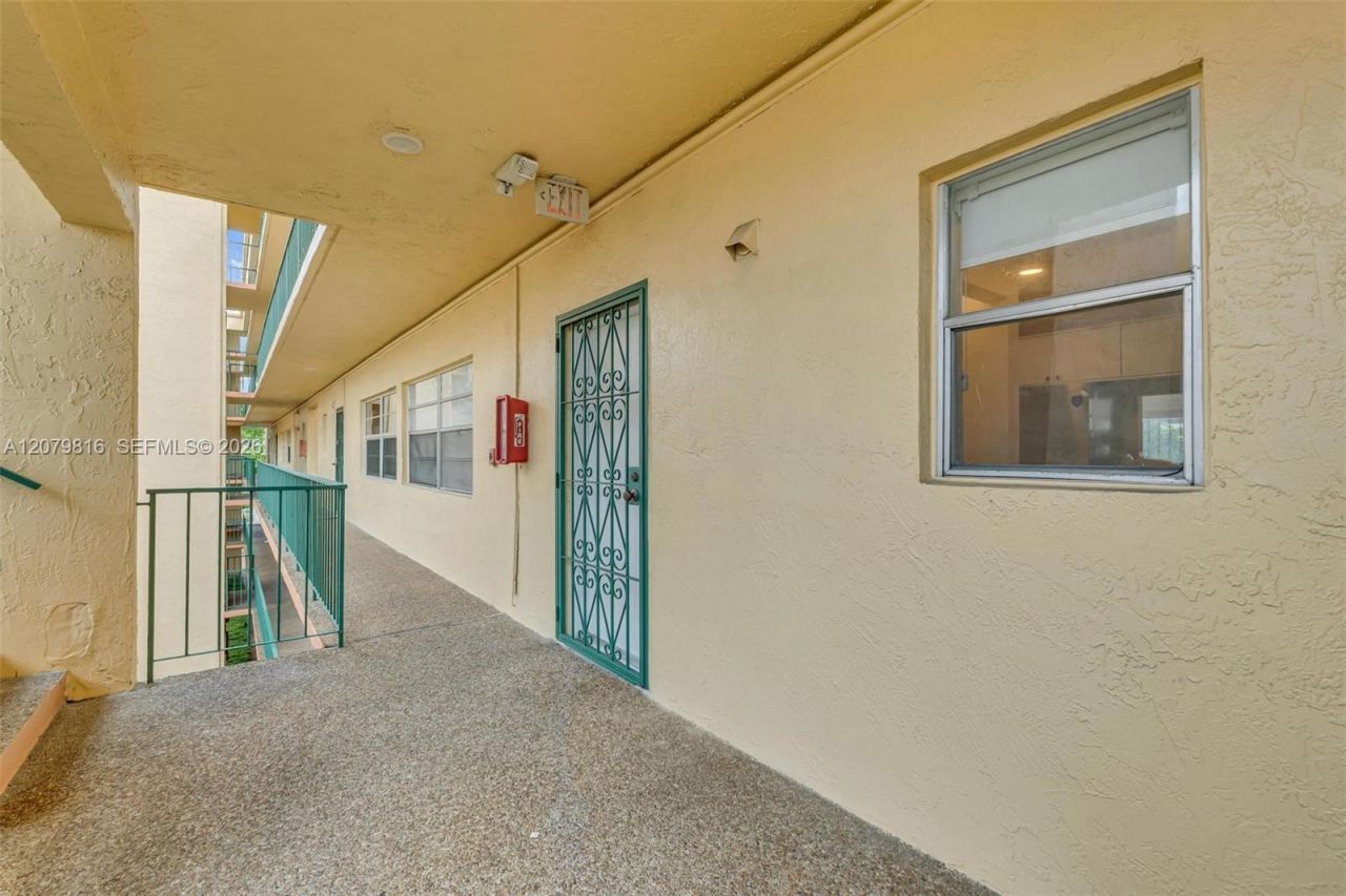 1975 W 44th Pl , Unit A302, Hialeah, FL 33012 Photo