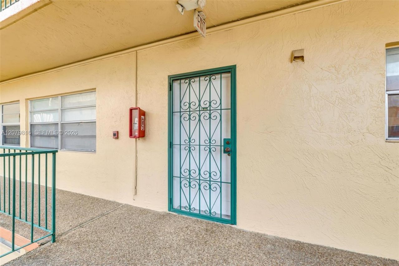 1975 W 44th Pl , Unit A302, Hialeah, FL 33012 Photo