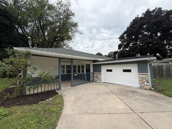925 N Oakwood AVENUE, Oconomowoc, WI 53066