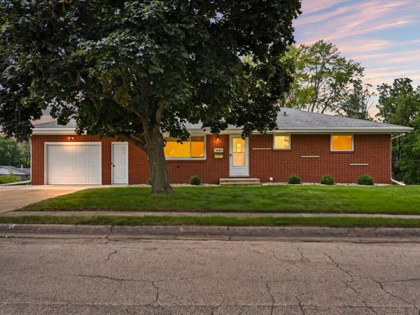 3005 Oak Crest Drive , Dubuque, IA 52001