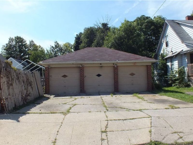 16727 Grovewood Avenue, Cleveland, OH 44110 Photo 3