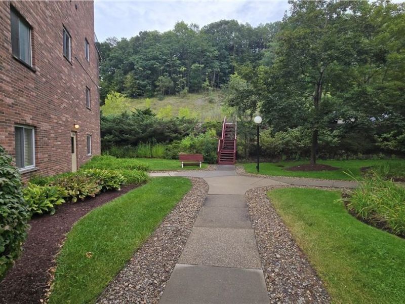 315 Solon Road, Unit 202, Chagrin Falls, OH 44022 Photo 2