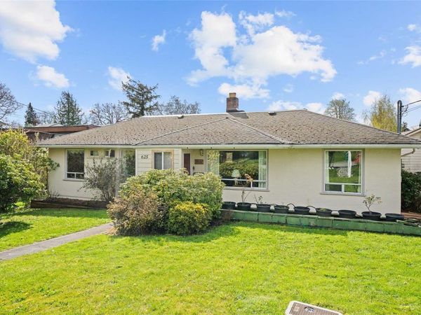 625 Broadway St , Saanich, BC V8Z 2G5