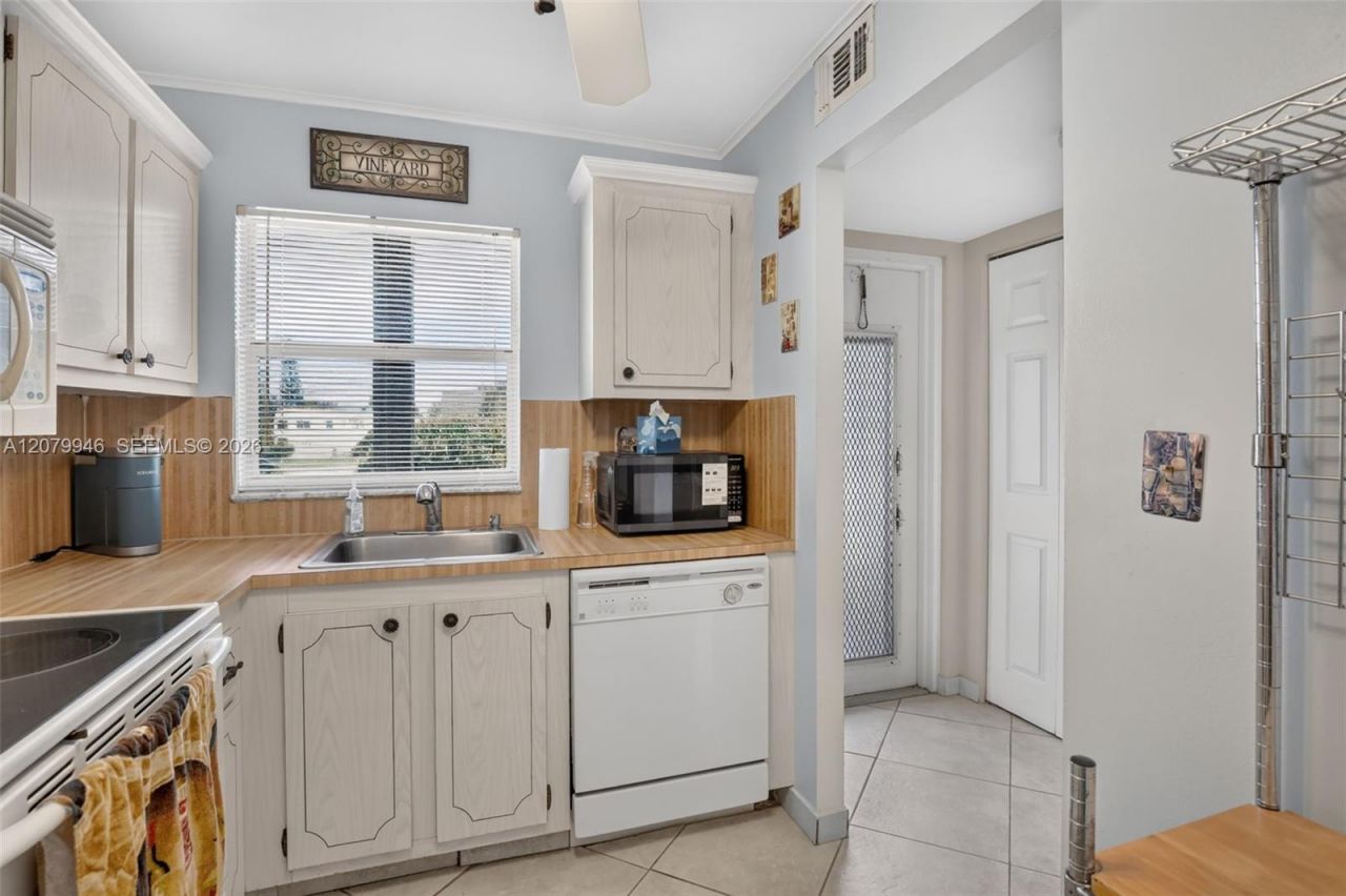 9261 Sunrise Lakes Blvd , Unit 203, Sunrise, FL 33322 Photo