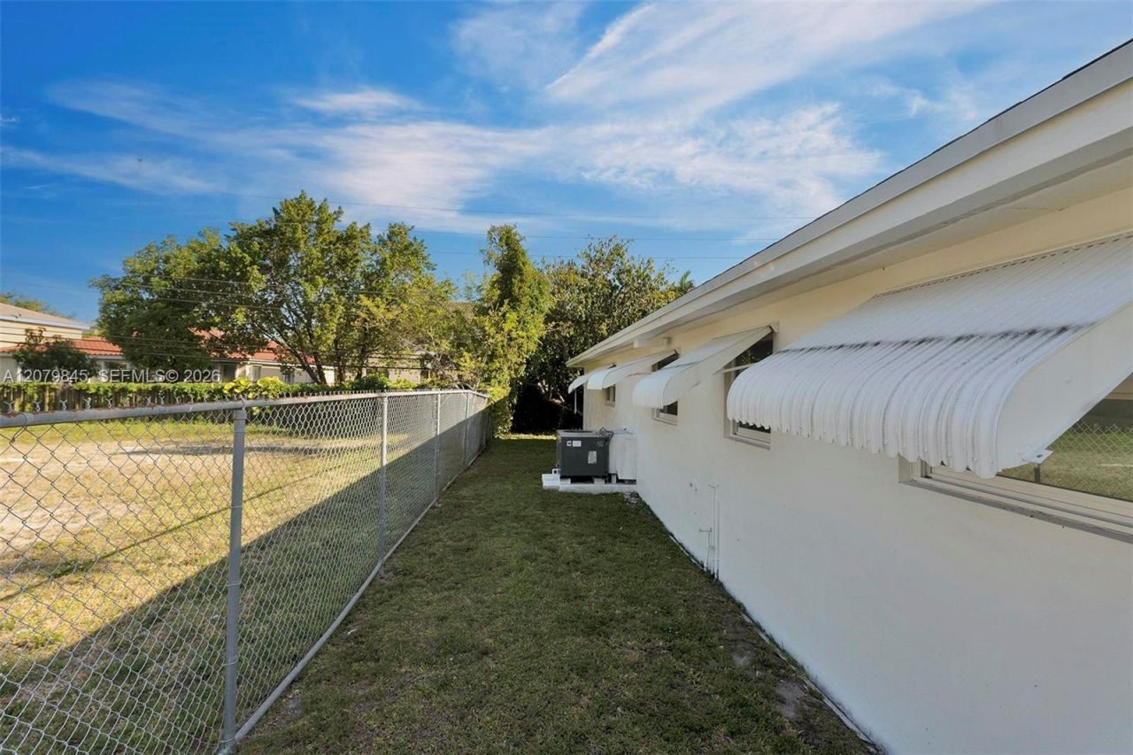 860 NW 207th St , Miami Gardens, FL 33169 Photo