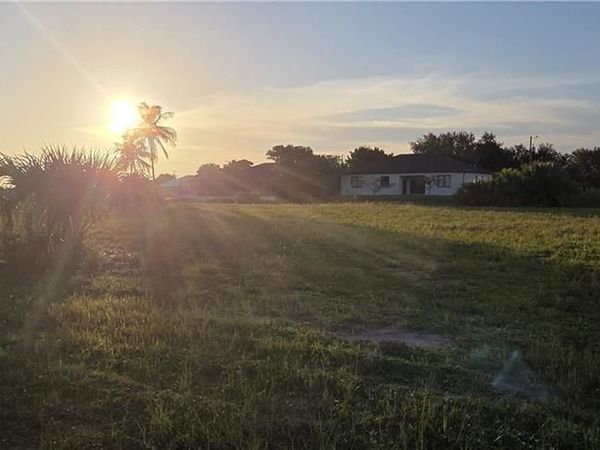 1829 NE 10th TER , CAPE CORAL, FL 33909