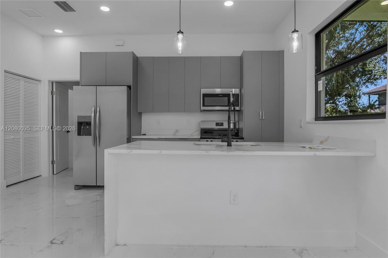 2035 NE 9th Ave , Cape Coral, FL 33909 Photo
