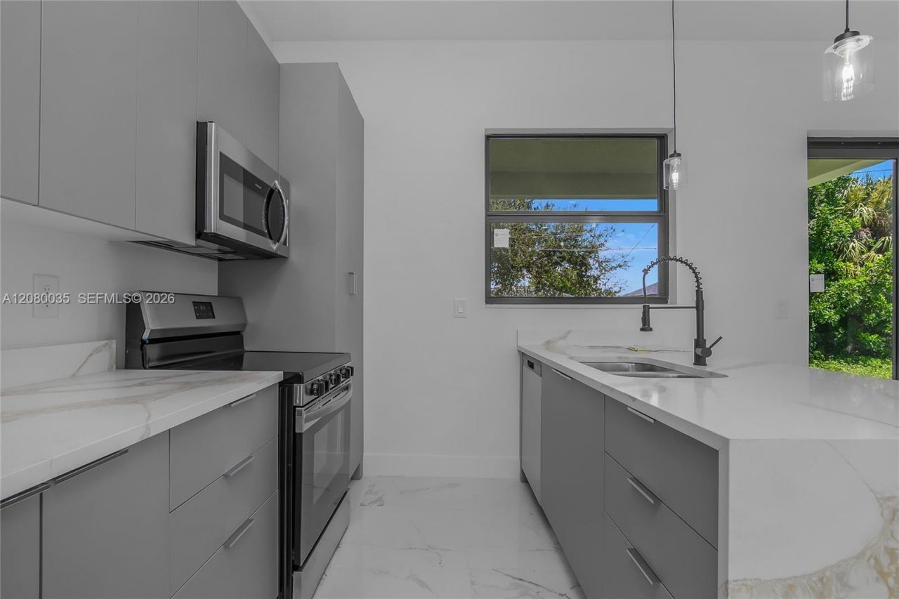 2035 NE 9th Ave , Cape Coral, FL 33909 Photo