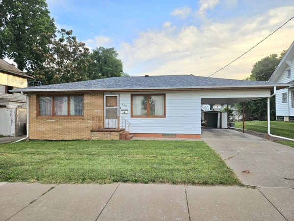 906 CEDAR ST, Muscatine, IA 52761