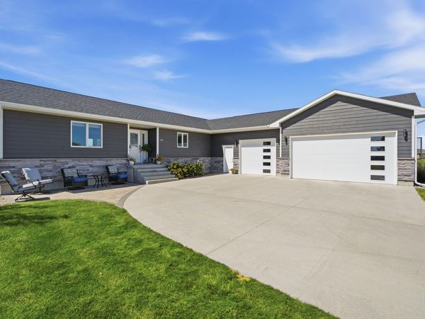  3308 Canal Cir, Mitchell, SD 57301