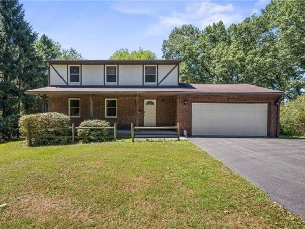 450 Greenwood Dr , Hermitage, PA 16148