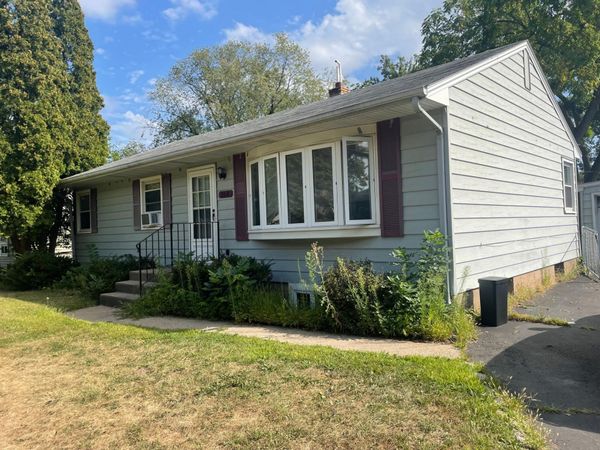 150 Roselawn Avenue E, Maplewood, MN 55117