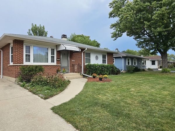 2402 Cedar Street , Rolling Meadows, IL 60008