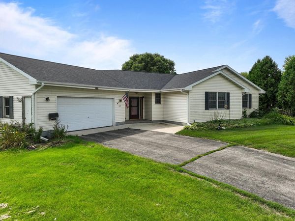 320 Arbor Ridge DRIVE, Delavan, WI 53115