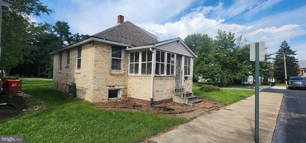 33 E PINE STREET, MOUNT HOLLY SPRINGS, PA 17065