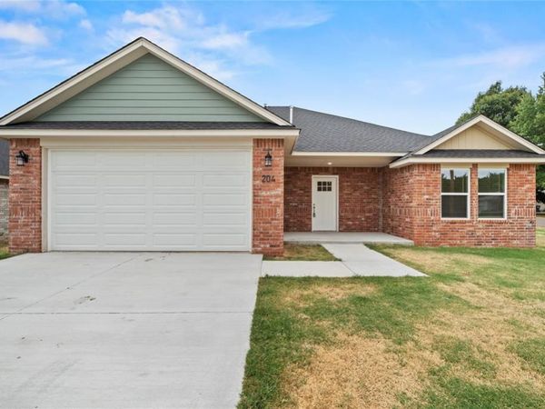 204 E Abbot Lane, Mustang, OK 73064