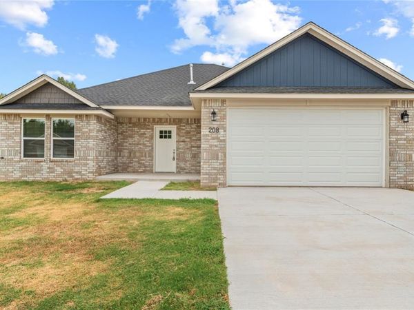 208 E Abbot Lane, Mustang, OK 73064