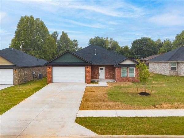 212 E Abbot Lane, Mustang, OK 73064