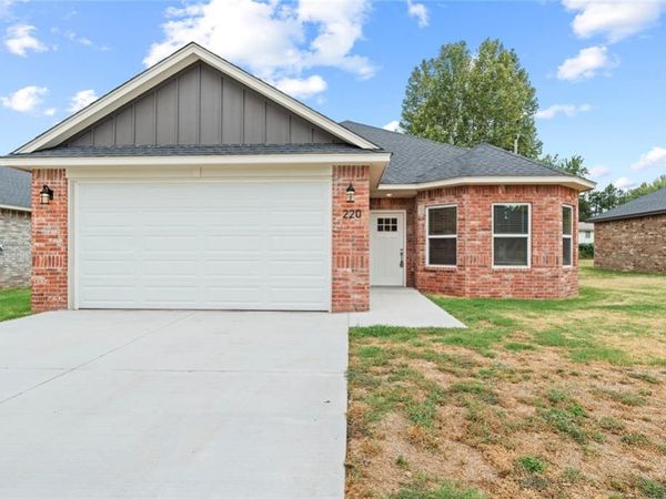 220 E Abbot Lane, Mustang, OK 73064