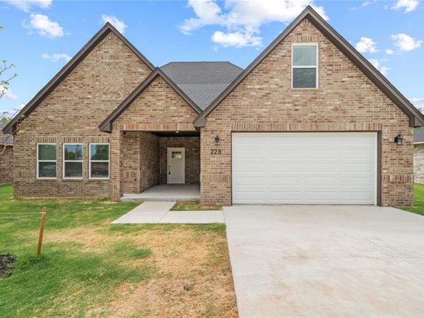 228 E Abbot Lane, Mustang, OK 73064