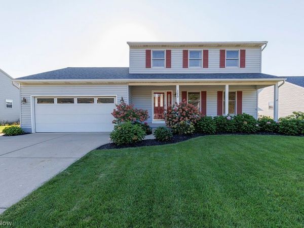 125 Queen Anne Circle , Elyria, OH 44035