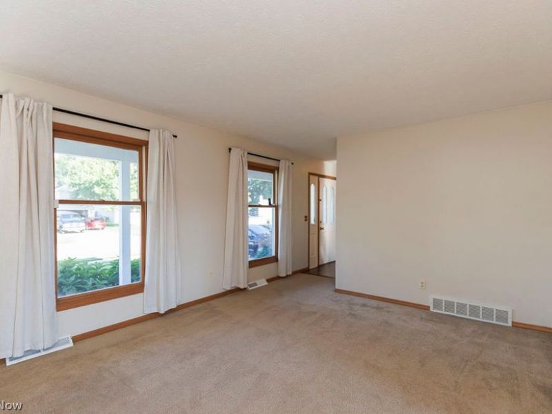 125 Queen Anne Circle, Elyria, OH 44035 Photo 5