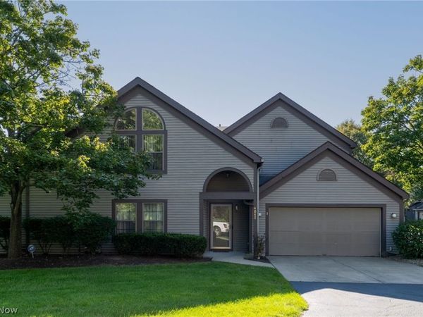 4042 Saint Andrews Court , Canfield, OH 44406